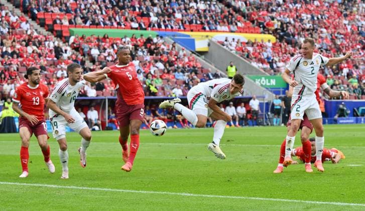 Willi Orban (Ungarn), Willi Orban, re., scheitert mit diesem Kopfball, links daneben Manuel Akanji (Schweiz) 15.06.2024, Fussball Europameisterschaft 2024, Vorrunde, 1. Spieltag Ungarn - Schweiz Koeln Rhein Energie Stadion Nordrhein Westfalen Deutschland