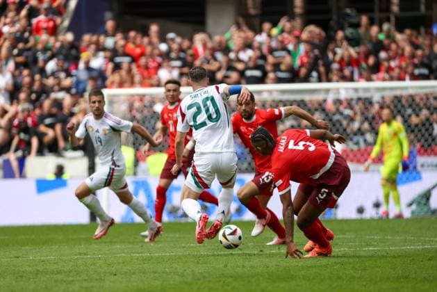 Roland Sallai (Ungarn, 20) mit Manuel Akanji (Schweiz, 05) , Fussball, UEFA , Europa Meisterschaft, (Gruppe A) 2024, Ungarn vs. Schweiz Koeln Cologne Stadium Nordrhein-Westfalen Deutschland Copyright: xGrantxHubbsx