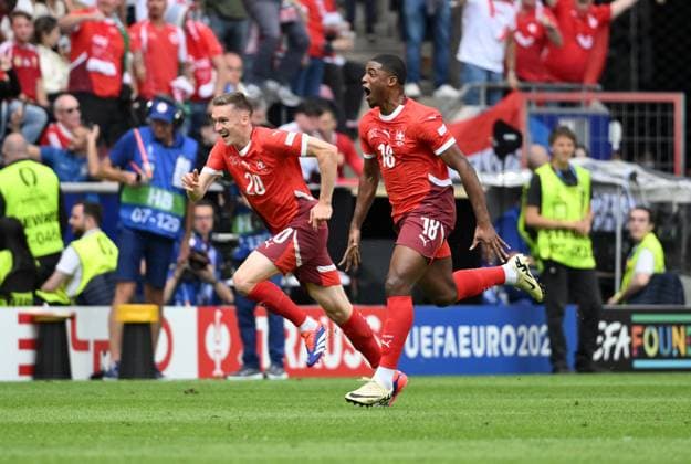 Jubel 1:0 Kwadwo Duah (Schweiz), re., und Michel Aebischer (Schweiz) 15.06.2024, Fussball Europameisterschaft 2024, Vorrunde, 1. Spieltag Ungarn - Schweiz Koeln Rhein Energie Stadion Nordrhein Westfalen Deutschland
