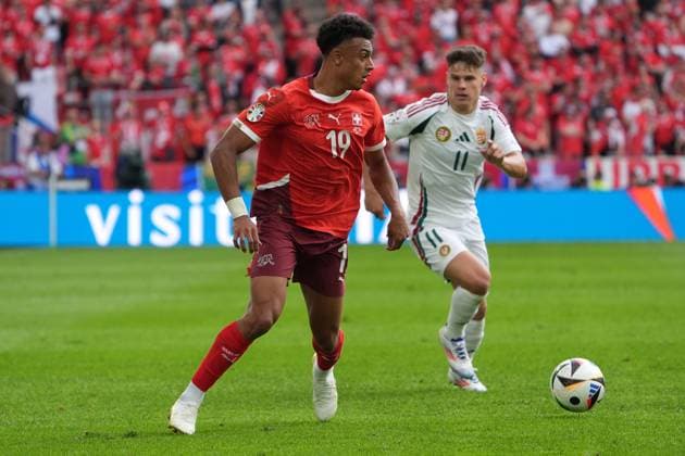 Dan Ndoye (Schweiz, Switzerland, Suisse, 19) gegen Milos Kerkez (Ungarn, Hungary, 11) - Köln 15.06.2024: Schweiz vs. Ungarn, EURO2024 M2, Gruppe A, EM-Arena Köln