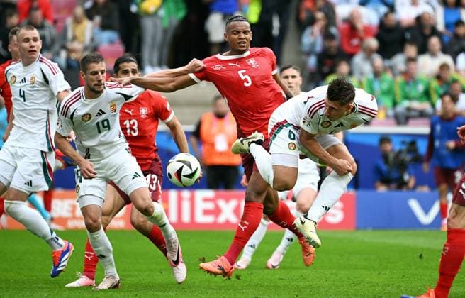 Fussball, Europameisterschaft, EURO 2024, Gruppe A, Rhein-Energie Stadion Köln: Ungarn - Schweiz; Willi Orban (HUN), Manuel Akanji (SUI). Aktion