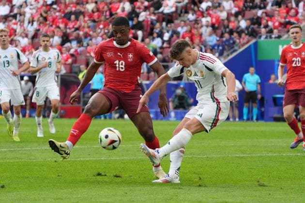 Milos Kerkez (Ungarn, Hungary, 11) klärt vor Kwadwo Duah (Schweiz, Switzerland, Suisse, 18) - Köln 15.06.2024: Schweiz vs. Ungarn, EURO2024 M2, Gruppe A, EM-Arena Köln