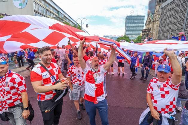 UEFA EURO, EM, Europameisterschaft,Fussball 2024: Croatian fans display 107-meter flag Croatian fans carry 107 meters long Croatian flag at Waldorf Astoria Square in Berlin, Germany, on June 15, 2024. ahead of the UEFA Euro 2024 group B match between Spain and Croatia. SanjinxStrukic PIXSELL