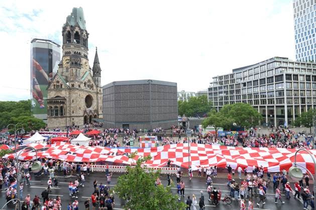 Sport Bilder des Tages UEFA EURO, EM, Europameisterschaft,Fussball 2024: Croatian fans display 107-meter flag Croatian fans carry 107 meters long Croatian flag at Waldorf Astoria Square in Berlin, Germany, on June 15, 2024. ahead of the UEFA Euro 2024 group B match between Spain and Croatia. SanjinxStrukic PIXSELL