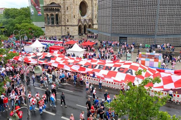 UEFA EURO, EM, Europameisterschaft,Fussball 2024: Croatian fans display 107-meter flag Croatian fans carry 107 meters long Croatian flag at Waldorf Astoria Square in Berlin, Germany, on June 15, 2024. ahead of the UEFA Euro 2024 group B match between Spain and Croatia. SanjinxStrukic PIXSELL