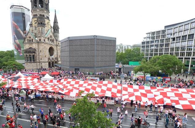 UEFA EURO, EM, Europameisterschaft,Fussball 2024: Croatian fans display 107-meter flag Croatian fans carry 107 meters long Croatian flag at Waldorf Astoria Square in Berlin, Germany, on June 15, 2024. ahead of the UEFA Euro 2024 group B match between Spain and Croatia. SanjinxStrukic PIXSELL