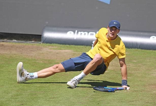 15.06.2024, BossOpen 2024, ATP, Tennis Herren Tour, TC Weissenhof, Stuttgart, Tennis, im Bild: Jack Draper (GBR) stolpert
