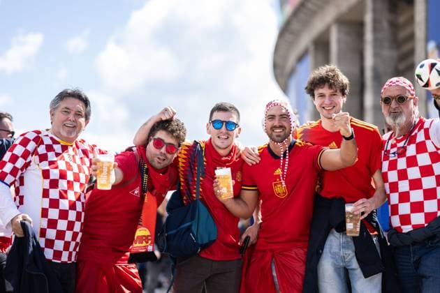 240615 Fans of Spain and of Croatia ahead of the UEFA EURO, EM, Europameisterschaft,Fussball 2024 Football Championship match between Spain and Croatia on June 15, 2024 in Berlin. Photo: Mathias Bergeld BILDBYRAN kod MB MB0935 fotboll football soccer fotball fotbolls-em europamästerskap em uefa euro uefa european football championship euro 2024 spanien spain kroatien croatia bbeng publik Copyright: MATHIASxBERGELD BB240615MB001