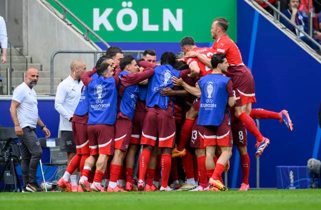 Jubel SUI um NDOYE Dan (SUI) nach dem Tor zum 0:1, Vorrunde 1. Spieltag, Gruppe A, Match M02, Ungarn (HUN) - Schweiz (SUI), am 15.06.2021 in Koeln Deutschland. Fussball Europameisterschaft 2024 vom 14.06. - 14.07.2024 in Deutschland. Â