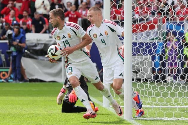 Anschlusstreffer zum 1:2 durch Flugkopfball von Barnabas Varga (Ungarn, Nr.19), Tor, der Torschütze drängt zur Eile und holt den Ball mit Attila Szalai (Ungarn, Nr.4) aus dem Netz, Vorrundenspiel M02, HUN - SUI, , Fussball Europameisterschaft, Ungarn gegen Schweiz, European Football Championship, Hungary vs. Swiss, Köln, Cologne, 15.06.2024, -