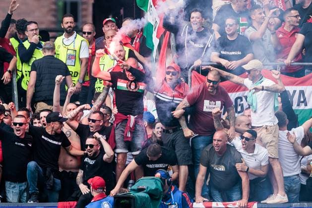UEFA EURO 2024: Ungarn - Schweiz; 14.06.2024 Im Block der Fans von Ungarn brennt ein Bengalo nach dem Treffer UEFA EURO 2024: Ungarn - Schweiz; Cologne Stadium, Köln am 15.06.2024 Copyright: xBEAUTIFULxSPORTS Wunderlx