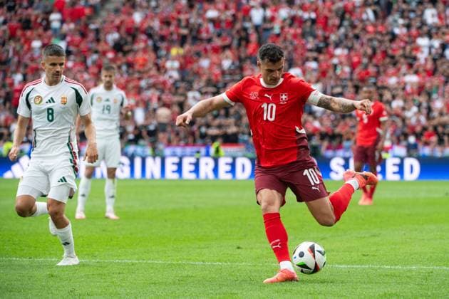 Granit Xhaka (Schweiz, 10) am Ball, daneben Adam Nagy (Ungarn, 08), GER, Hungary (HUN) vs Switzerland (SUI), Fussball Europameisterschaft, UEFA EURO, EM, Europameisterschaft,Fussball 2024, Gruppe A, 1. Spieltag, 15.06.2024 GER, Hungary (HUN) vs Switzerland (SUI), Fussball Europameisterschaft, UEFA EURO 2024, Gruppe A, 1. Spieltag, 15.06.2024 Koeln Copyright: xEibner-Pressefoto Memmlerx EP_MMR