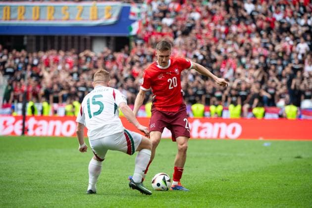 Michael Aebischer (Schweiz, 20) im Zweikampf mit Laszio Kleinheisler (Ungarn, 15), GER, Hungary (HUN) vs Switzerland (SUI), Fussball Europameisterschaft, UEFA EURO, EM, Europameisterschaft,Fussball 2024, Gruppe A, 1. Spieltag, 15.06.2024 GER, Hungary (HUN) vs Switzerland (SUI), Fussball Europameisterschaft, UEFA EURO 2024, Gruppe A, 1. Spieltag, 15.06.2024 Koeln Copyright: xEibner-Pressefoto Memmlerx EP_MMR