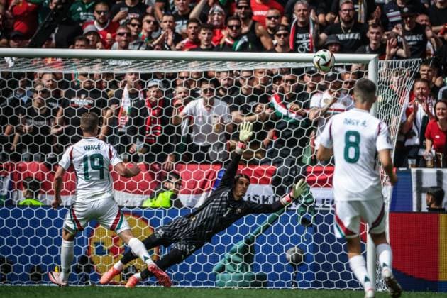 Barnabas Varga (Ungarn, 19) schiesst den Anschlusstreffer zum 1:2 , Fussball, UEFA , Europa Meisterschaft, (Gruppe A) 2024, Ungarn vs. Schweiz Koeln Cologne Stadium Nordrhein-Westfalen Deutschland Copyright: xGrantxHubbsx