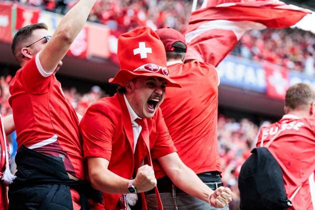 UEFA EURO 2024: Ungarn - Schweiz; 14.06.2024 Jubel bei den Schweizer Fans nach dem 1:3 Treffer durch Breel Donald Embolo (Schweiz, 7) UEFA EURO 2024: Ungarn - Schweiz; Cologne Stadium, Köln am 15.06.2024 Copyright: xBEAUTIFULxSPORTS Wunderlx