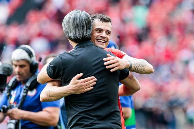 UEFA EURO 2024: Ungarn - Schweiz; 14.06.2024 Granit Xhaka (Schweiz, 10) und Murat Yakin (Cheftrainer, Schweiz) umarmen sich nach dem Sieg UEFA EURO 2024: Ungarn - Schweiz; Cologne Stadium, Köln am 15.06.2024 Copyright: xBEAUTIFULxSPORTS Wunderlx