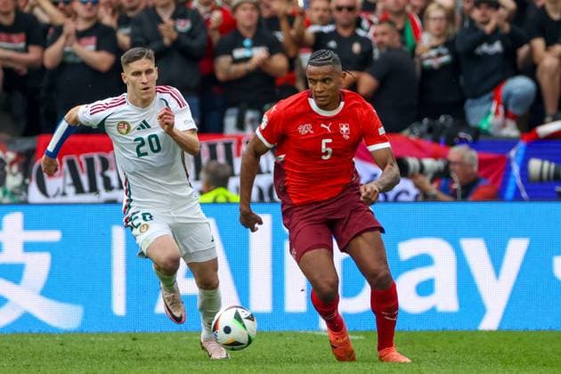 Manuel Akanji (Schweiz, 05) und Roland Sallai (Ungarn, 20) im Zweikampf , Fussball, UEFA , Europa Meisterschaft, (Gruppe A) 2024, Ungarn vs. Schweiz Koeln Cologne Stadium Nordrhein-Westfalen Deutschland Copyright: xGrantxHubbsx