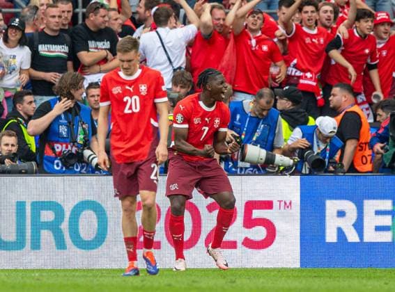 Fussball, Herren, Saison 2023 24, Euro 2024 Gruppe A (1. Spieltag) in Köln, Ungarn - Schweiz, v. l. Michel Aebischer (Schweiz), Breel Embolo (Schweiz), Jubel nach Tor zum 1:3, 15.06. 2024, Copyright: xSebastianxRäppold MatthiasxKochx