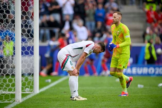 v.l . ORBAN Willi (HUN), Torwart GULACSI Peter (HUN) enttaeuscht nach dem Tor zum 1:3 Vorrunde 1. Spieltag, Gruppe A, Match M02, Ungarn (HUN) - Schweiz (SUI), am 15.06.2021 in Koeln Deutschland. Fussball Europameisterschaft 2024 vom 14.06. - 14.07.2024 in Deutschland. Â