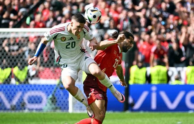 Fussball, Europameisterschaft, EURO 2024, Gruppe A, Rhein-Energie Stadion Köln: Ungarn - Schweiz 3:1; Roland Sallai (HUN), Ricardo Rodriguez (SUI). Aktion