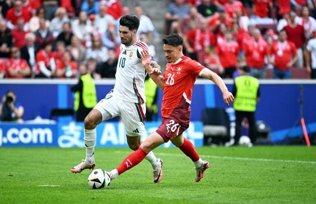 Fussball, Europameisterschaft, EURO 2024, Gruppe A, Rhein-Energie Stadion Köln: Ungarn - Schweiz 3:1; Fabian Rieder (SUI), Dominik Szoboszlai (HUN). Aktion