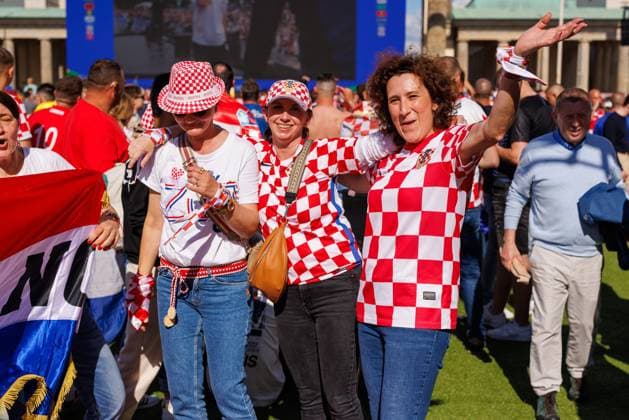 UEFA EURO, EM, Europameisterschaft,Fussball 2024; Spanien - Kroatien; Fan Zone Berlin Brandenburger Tor; 15.06.2024 Eine Stunde vor Anpfiff sind dir kroatischen Fans klar in der Überzahl; die Stimmung ist gut; Impressionen aus der Fan Zone am Brandenburger Tor in Berlin zum EM Gruppenspiel zwischen Spanien und Kroatien ; UEFA Euro 2024; 15.06.2024 Copyright: xBEAUTIFULxSPORTS Hahnex