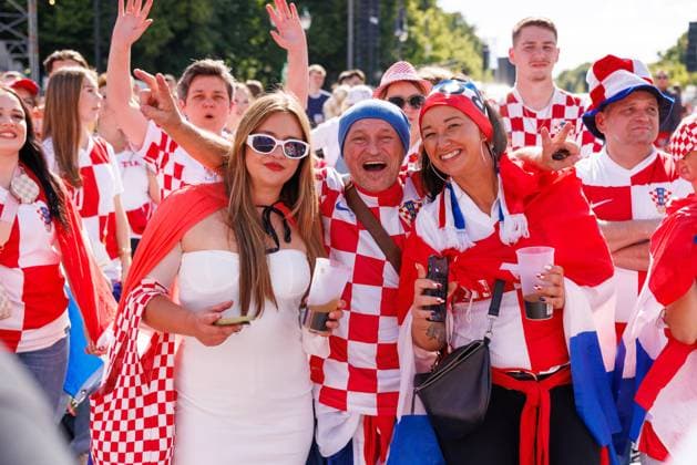 UEFA EURO, EM, Europameisterschaft,Fussball 2024; Spanien - Kroatien; Fan Zone Berlin Brandenburger Tor; 15.06.2024 Eine Stunde vor Anpfiff sind dir kroatischen Fans klar in der Überzahl; die Stimmung ist gut; Impressionen aus der Fan Zone am Brandenburger Tor in Berlin zum EM Gruppenspiel zwischen Spanien und Kroatien ; UEFA Euro 2024; 15.06.2024 Copyright: xBEAUTIFULxSPORTS Hahnex