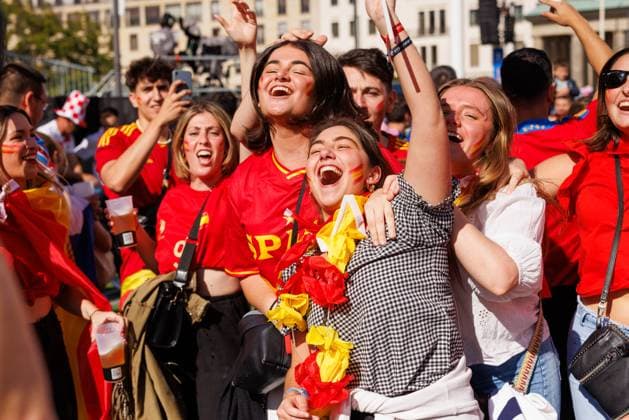 UEFA EURO, EM, Europameisterschaft,Fussball 2024; Spanien - Kroatien; Fan Zone Berlin Brandenburger Tor; 15.06.2024 Auch wenn die spanischen Fans in der Fanzone in der Unterzahl sind, machen sich lautstark bemerkbar und sind ebenfalls gut gelaunt; Impressionen aus der Fan Zone am Brandenburger Tor in Berlin zum EM Gruppenspiel zwischen Spanien und Kroatien ; UEFA Euro 2024; 15.06.2024 Copyright: xBEAUTIFULxSPORTS Hahnex