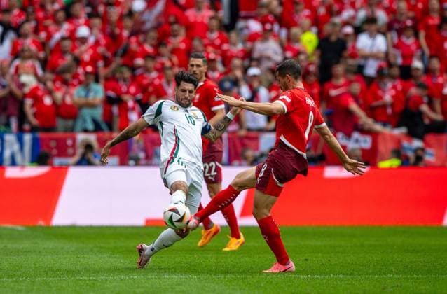 Fussball, Herren, Saison 2023 24, Euro 2024 Gruppe A (1. Spieltag) in Köln, Ungarn - Schweiz, v. l. Dominik Szoboszlai (Ungarn), Remo Freuler (Schweiz), 15.06. 2024, Copyright: xSebastianxRäppold MatthiasxKochx