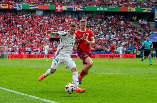 Fussball, Herren, Saison 2023 24, Euro 2024 Gruppe A (1. Spieltag) in Köln, Ungarn - Schweiz, v. l. Bendeguz Bolla (Ungarn), Michel Aebischer (Schweiz), 15.06. 2024, Copyright: xSebastianxRäppold MatthiasxKochx