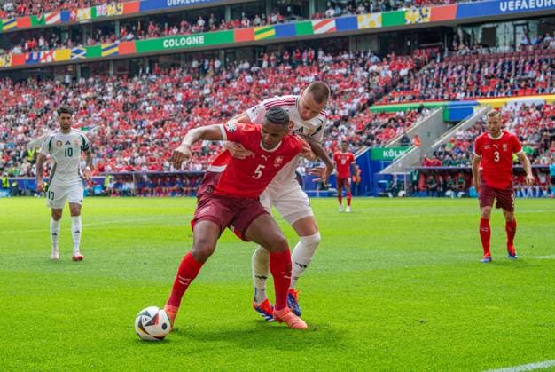 Fussball, Herren, Saison 2023 24, Euro 2024 Gruppe A (1. Spieltag) in Köln, Ungarn - Schweiz, v. l. Manuel Akanji (Schweiz), Attila Szalai (Ungarn), 15.06. 2024, Copyright: xSebastianxRäppold MatthiasxKochx