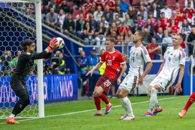 GER, EURO 2024, Group A, Ungarn (HUN) vs Schweiz (SUI) 15.06.2024, Cologne Stadium, Koeln, GER, EURO 2024, Group A, Ungarn (HUN) vs Schweiz (SUI) Im Bild: Yann Sommer (Schweiz SUI, 01) ein sicherer Schlussmann im Zweikampf, Duell, Dynamik, Aktion, Action, Spielszene; Gestik, Mimik, Emotionen; vor Attila Szalai (Ungarn HUN, 04) und Barnabas Varga (Ungarn HUN, 19)