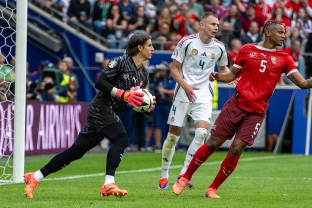 GER, EURO 2024, Group A, Ungarn (HUN) vs Schweiz (SUI) 15.06.2024, Cologne Stadium, Koeln, GER, EURO 2024, Group A, Ungarn (HUN) vs Schweiz (SUI) Im Bild: Yann Sommer (Schweiz SUI, 01) ein sicherer Schlussmann im Zweikampf, Duell, Dynamik, Aktion, Action, Spielszene; Gestik, Mimik, Emotionen; vor Attila Szalai (Ungarn HUN, 04)