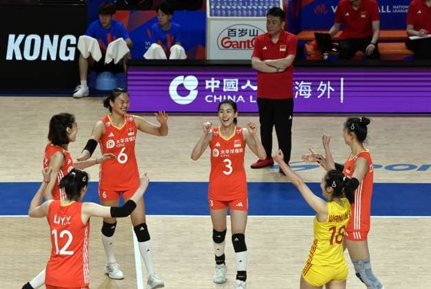 (240615) -- HONG KONG, June 15, 2024 -- Players of China celebrate scoring during the preliminary match between China and T¨¹rkiye at the Women s Volleyball Nations League 2024 Hong Kong in Hong Kong, south China, June 15, 2024. ) (SP)CHINA-HONG KONG-VOLLEYBALL-WOMEN S NATIONS LEAGUE 2024-CHINA VS T?RKIYE(CN) LoxPingxFai 