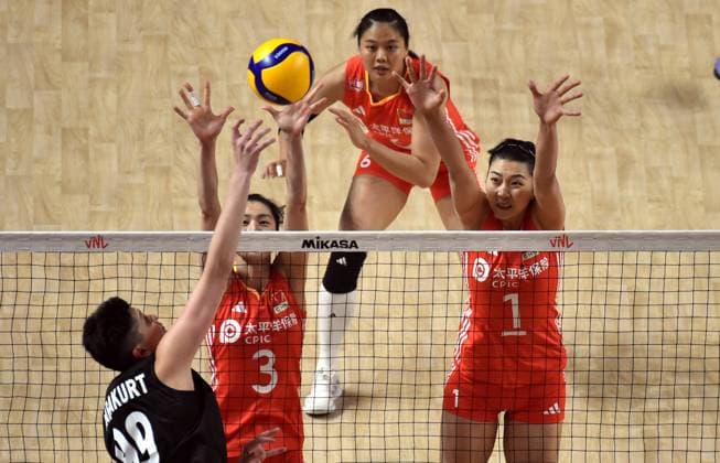 (240615) -- HONG KONG, June 15, 2024 -- Yuan Xinyue (1st R) and Diao Linyu (3rd R) of China block the ball during the preliminary match between China and T¨¹rkiye at the Women s Volleyball Nations League 2024 Hong Kong in Hong Kong, south China, June 15, 2024. ) (SP)CHINA-HONG KONG-VOLLEYBALL-WOMEN S NATIONS LEAGUE 2024-CHINA VS T?RKIYE(CN) LoxPingxFai 