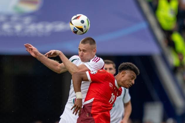 GER, EURO 2024, Group A, Ungarn (HUN) vs Schweiz (SUI) 15.06.2024, Cologne Stadium, Koeln, GER, EURO 2024, Group A, Ungarn (HUN) vs Schweiz (SUI) Im Bild:Dan Ndoye (Schweiz SUI, 19) und Attila Szalai (Ungarn HUN, 04) Kopfball Kopfballduell; Dynamik, Aktion, Action, Spielszene; im Zweikampf, Duell, Dynamik, Aktion, Action, Spielszene;