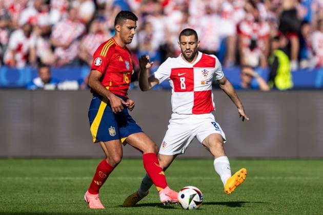 240615 Rodrigo Hernandez of Spain and Mateo Kovacic of Croatia during the UEFA EURO, EM, Europameisterschaft,Fussball 2024 Football Championship match between Spain and Croatia on June 15, 2024 in Berlin. Photo: Mathias Bergeld BILDBYRAN kod MB MB0935 fotboll football soccer fotball fotbolls-em europamästerskap em uefa euro uefa european football championship euro 2024 spanien spain kroatien croatia bbeng Copyright: MATHIASxBERGELD BB240615MB035