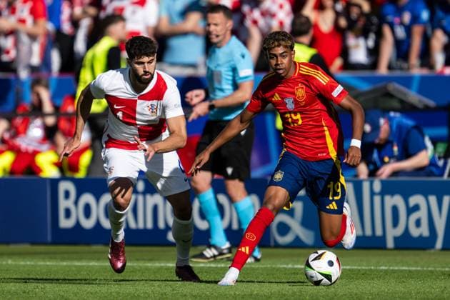240615 Josko Gvardiol of Croatia and Lamine Yamal of Spain during the UEFA EURO, EM, Europameisterschaft,Fussball 2024 Football Championship match between Spain and Croatia on June 15, 2024 in Berlin. Photo: Mathias Bergeld BILDBYRAN kod MB MB0935 fotboll football soccer fotball fotbolls-em europamästerskap em uefa euro uefa european football championship euro 2024 spanien spain kroatien croatia bbeng Copyright: MATHIASxBERGELD BB240615MB036