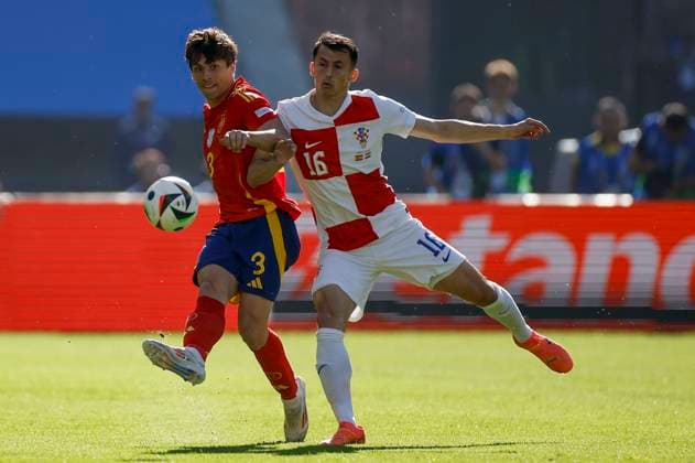 Spain s Robin Le Normand (L) in action against Croatia s Ante Budimir (R) during the EURO 2024 group B soccer match between Spain and Croatia at the Olympiastadion Berlin in Berlin, Germany, 15 June 2024. Spain vs. Croatia !ACHTUNG: NUR REDAKTIONELLE NUTZUNG!  Copyright: xAlbertoxEstevezx GRAF1467 20240615-55013881226_1