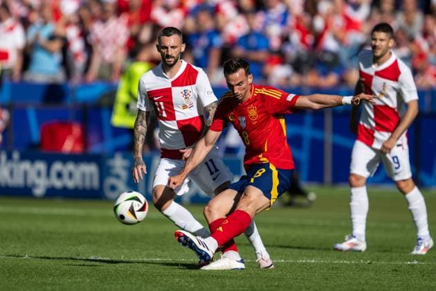 240615 Marcelo Brozovic of Croatia and Fabian Ruiz Pena of Spain during the UEFA EURO, EM, Europameisterschaft,Fussball 2024 Football Championship match between Spain and Croatia on June 15, 2024 in Berlin. Photo: Mathias Bergeld BILDBYRAN kod MB MB0935 fotboll football soccer fotball fotbolls-em europamästerskap em uefa euro uefa european football championship euro 2024 spanien spain kroatien croatia bbeng Copyright: MATHIASxBERGELD BB240615MB037