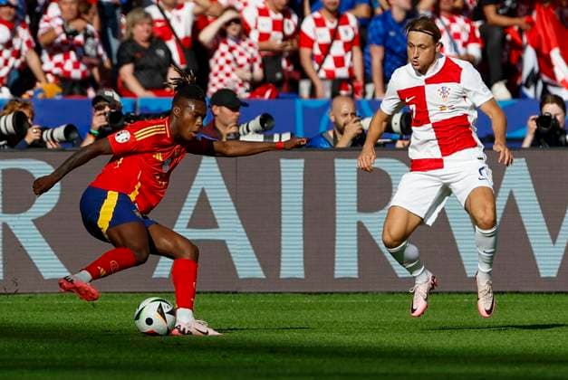 Spain s Nico Williams (L) in action against Croatia s Lovro Majer (R) during the EURO 2024 group B soccer match between Spain and Croatia at the Olympiastadion Berlin in Berlin, Germany, 15 June 2024. Spain vs. Croatia !ACHTUNG: NUR REDAKTIONELLE NUTZUNG!  Copyright: xJ.J.xGuillenx GRAF1471 20240615-55013881326_1