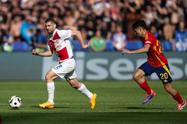 240615 Mateo Kovacic of Croatia and Pedri of Spain during the UEFA EURO, EM, Europameisterschaft,Fussball 2024 Football Championship match between Spain and Croatia on June 15, 2024 in Berlin. Photo: Mathias Bergeld BILDBYRAN kod MB MB0935 fotboll football soccer fotball fotbolls-em europamästerskap em uefa euro uefa european football championship euro 2024 spanien spain kroatien croatia bbeng Copyright: MATHIASxBERGELD BB240615MB045