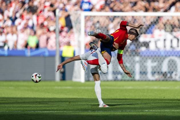 240615 Josip Sutalo of Croatia and Alvaro Morata of Spain during the UEFA EURO, EM, Europameisterschaft,Fussball 2024 Football Championship match between Spain and Croatia on June 15, 2024 in Berlin. Photo: Mathias Bergeld BILDBYRAN kod MB MB0935 fotboll football soccer fotball fotbolls-em europamästerskap em uefa euro uefa european football championship euro 2024 spanien spain kroatien croatia bbeng Copyright: MATHIASxBERGELD BB240615MB047