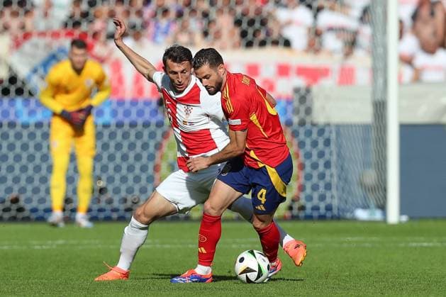 15.06.2024, xtgx, Fussball EM 2024, Spanien - Kroatien emspor, v.l. Ante Budimir (Krotaien, 16), Nacho Fernandez (Spanien, 4) Zweikampf, Duell, Kampf, tackle (DFL DFB REGULATIONS PROHIBIT ANY USE OF PHOTOGRAPHS as IMAGE SEQUENCES and or QUASI-VIDEO) Berlin