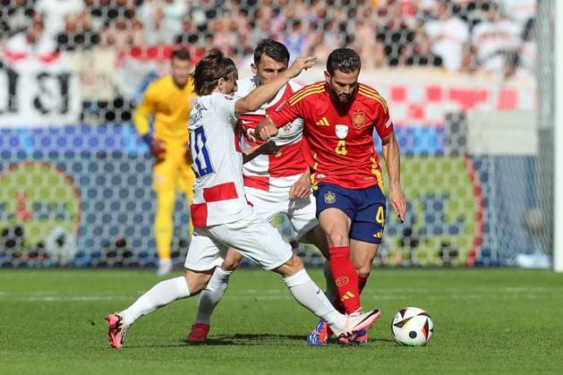 15.06.2024, xtgx, Fussball EM 2024, Spanien - Kroatien emspor, v.l. Ante Budimir (Krotaien, 16), Nacho Fernandez (Spanien, 4), Luka Modric (Krotaien, 10) Zweikampf, Duell, Kampf, tackle (DFL DFB REGULATIONS PROHIBIT ANY USE OF PHOTOGRAPHS as IMAGE SEQUENCES and or QUASI-VIDEO) Berlin