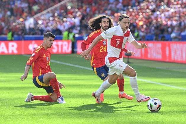 Spain v Croatia: Group B - UEFA EURO, EM, Europameisterschaft,Fussball 2024 BERLIN, GERMANY - JUNE 15: Lovro Majer of Croatia runs between Alvaro Morata and Marc Cucurella of SPain during the UEFA EURO 2024 group stage match between Spain and Croatia at Olympiastadion on June 15, 2024 in Berlin, Germany. MarkoxLukunic PIXSELL