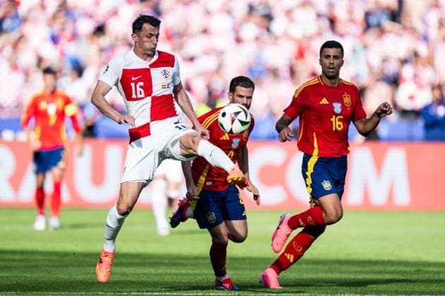 240615 Ante Budimir of Croatia against Nacho and Rodrigo Hernandez of Spain during the UEFA EURO, EM, Europameisterschaft,Fussball 2024 Football Championship match between Spain and Croatia on June 15, 2024 in Berlin. Photo: Mathias Bergeld BILDBYRAN kod MB MB0935 fotboll football soccer fotball fotbolls-em europamästerskap em uefa euro uefa european football championship euro 2024 spanien spain kroatien croatia bbeng Copyright: MATHIASxBERGELD BB240615MB069