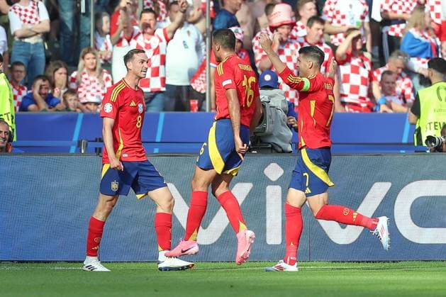 15.06.2024, xtgx, Fussball EM 2024, Spanien - Kroatien emspor, v.l. Jubel nach dem 2:0 durch Fabian Ruiz (Spanien, 8) (DFL DFB REGULATIONS PROHIBIT ANY USE OF PHOTOGRAPHS as IMAGE SEQUENCES and or QUASI-VIDEO) Berlin