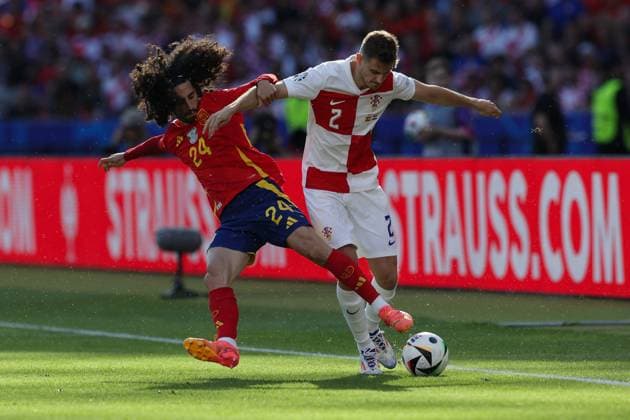 Fußball UEFA EURO, EM, Europameisterschaft,Fussball 2024 Gruppenphase 1. Spieltag Spanien - Kroatien am 15.06.2024 im Olympiastadion Berlin in Berlin Marc Cucurella ( Spanien ), links - Josip Stanisic ( Kroatien ), rechts