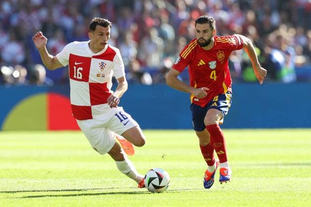 Fußball UEFA EURO, EM, Europameisterschaft,Fussball 2024 Gruppenphase 1. Spieltag Spanien - Kroatien am 15.06.2024 im Olympiastadion Berlin in Berlin Ante Budimir ( Kroatien ), links - Nacho ( Spanien ), rechts